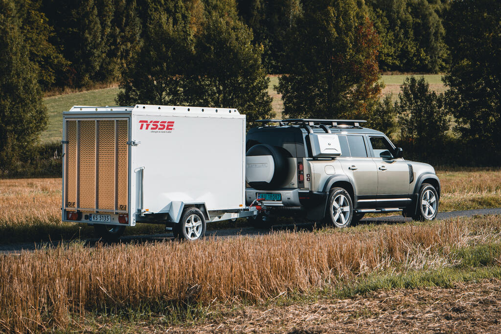 Bil og skaphenger langs stubbåker